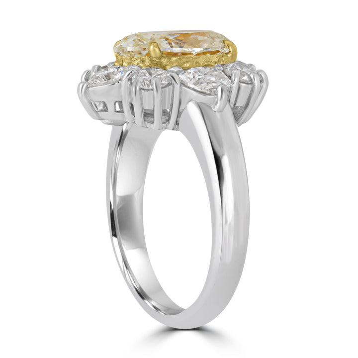 4.91 ctw Solitaire Oval Fancy Yellow Diamond Ring in Platinum - GIA Certified