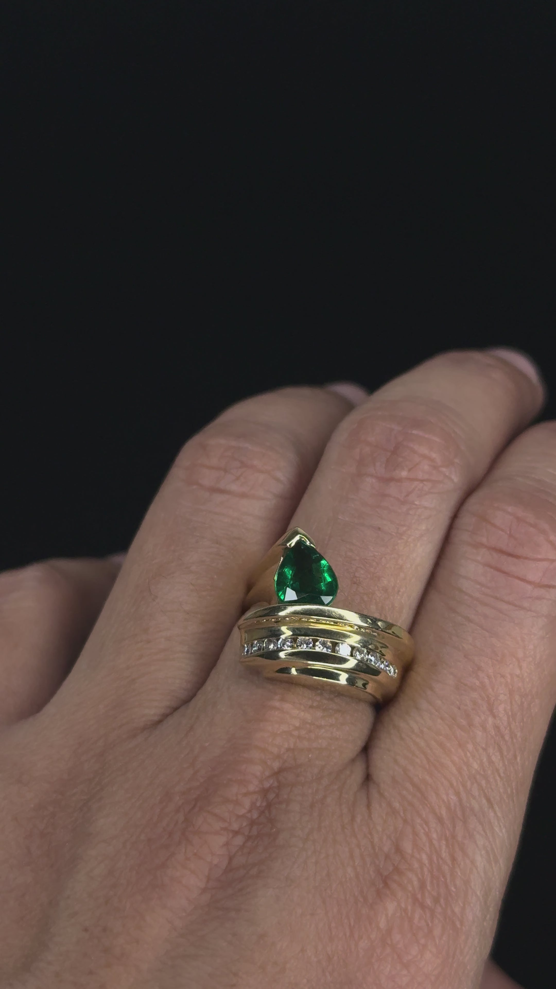 0.80 ct Emerald & 0.50 ct Diamond Ring in 14K Yellow Gold