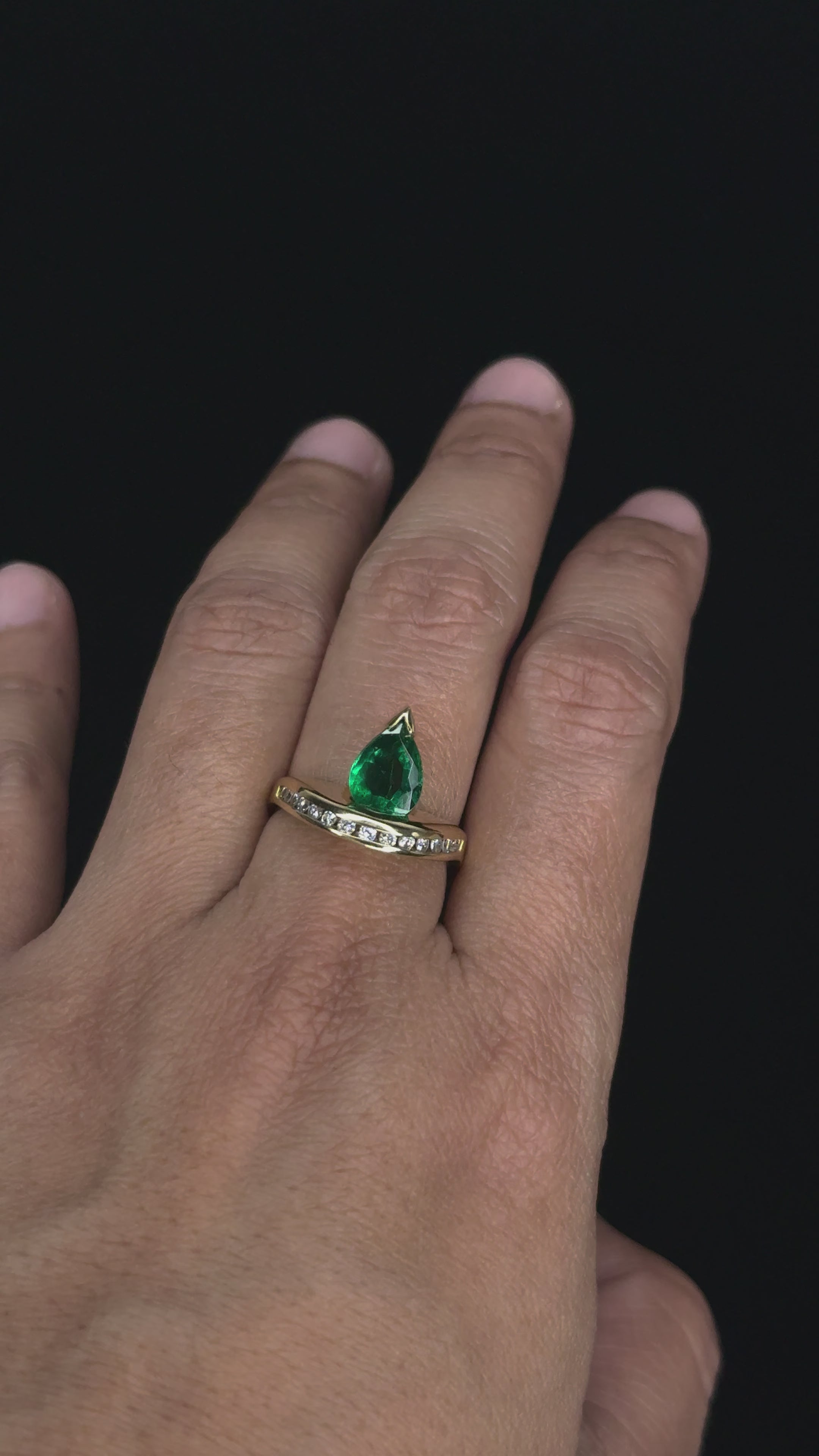 0.85 ct Emerald & 0.50 ct Diamond Ring in 14K Yellow Gold