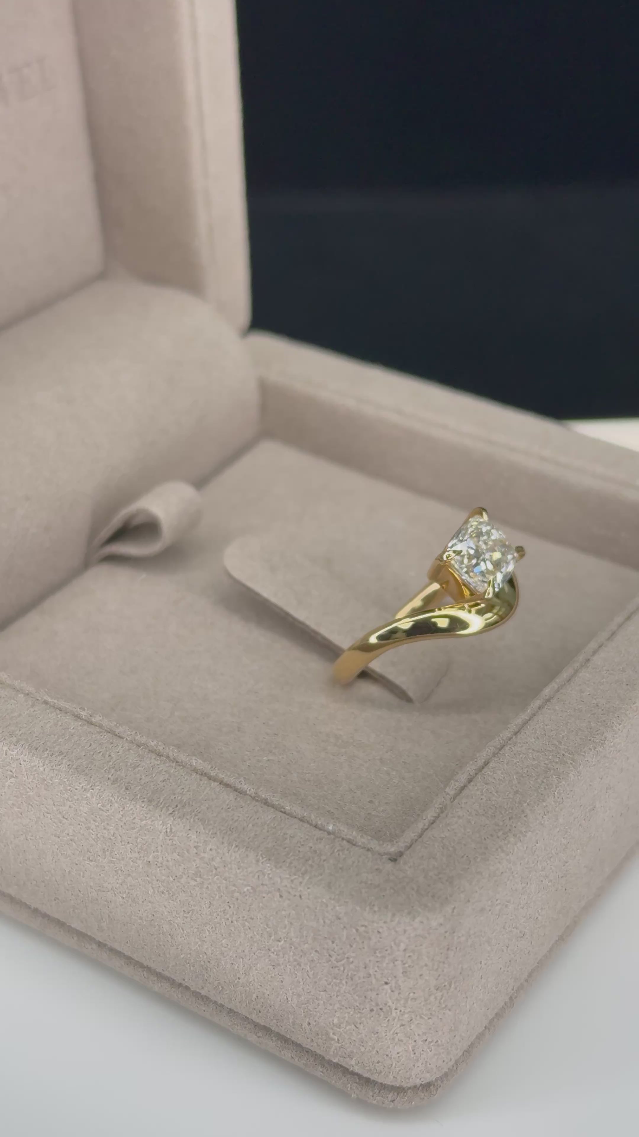 2.01 ct Diamond Ring in 18K Yellow Gold - GIA Certified
