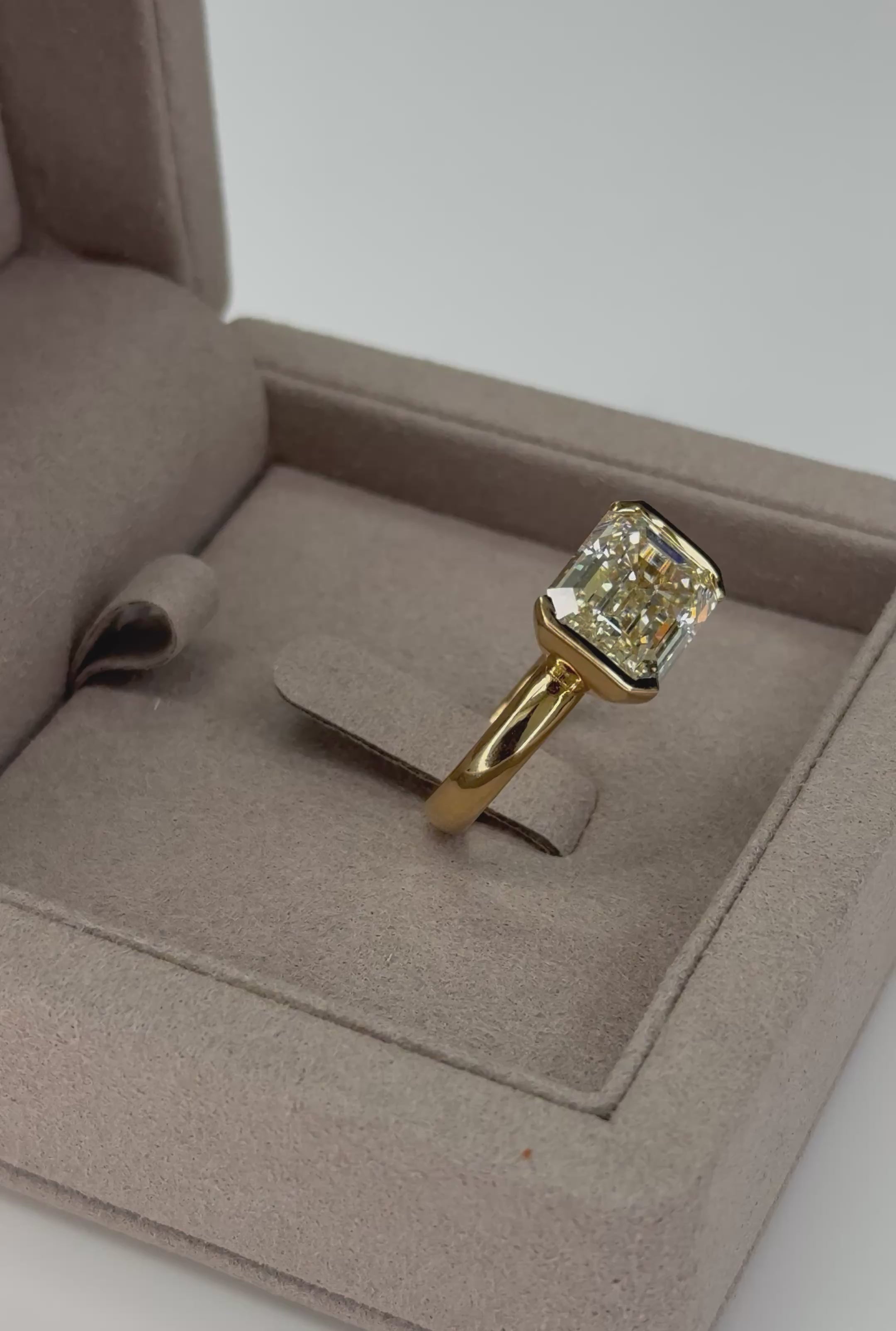 9.22 ct Solitaire Emerald Cut Engagement Ring in 18K Yellow Gold - EGL Certified