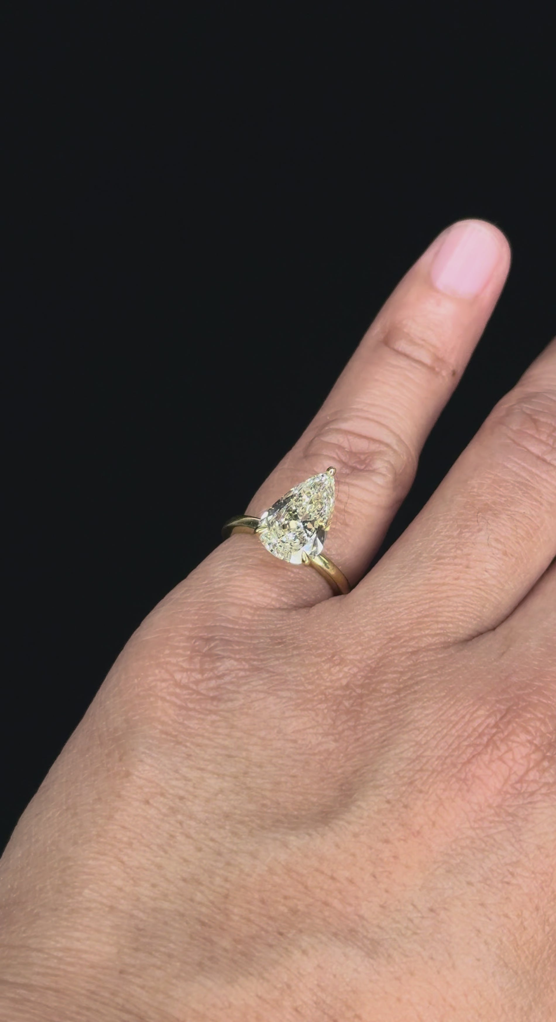2.63 ct Solitaire Pear Shape Engagement Ring in 18K Yellow Gold